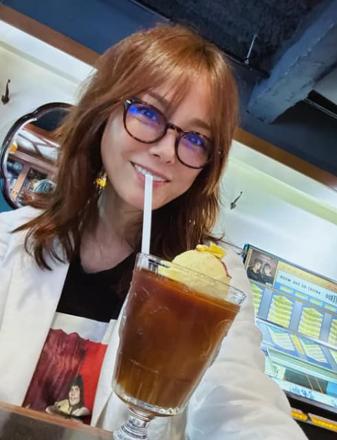 「昔懐かしい占いをやってみた」相川七瀬が喫茶店でのひと時を公開！