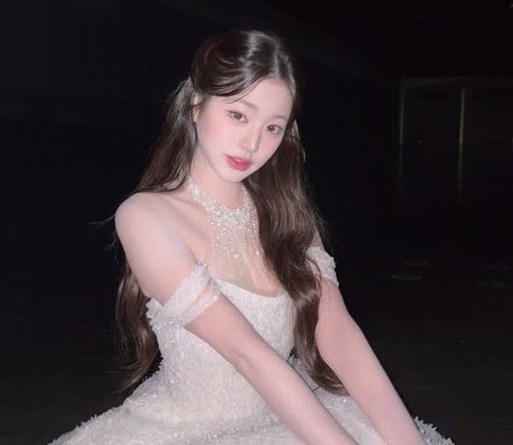 「女神降臨」IVE・ウォニョン、純白ドレス姿が美しすぎると話題に