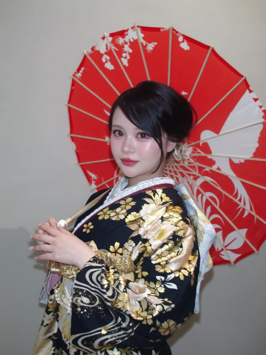 総フォロワー数500万人超インフルエンサー、黒とゴールドの豪華な振り袖で前撮りショットを公開！