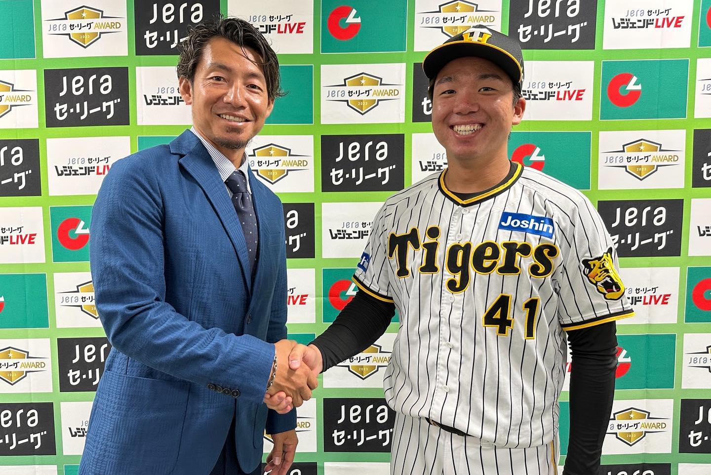 阪神・村上が月間MVP🎉 あの大物OBとのツーショットも披露🐯