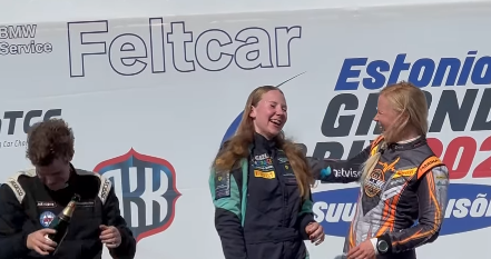 女性レーサーEnni Mälkönen、ポルシェ・リングで躍動！最高の週末を報告