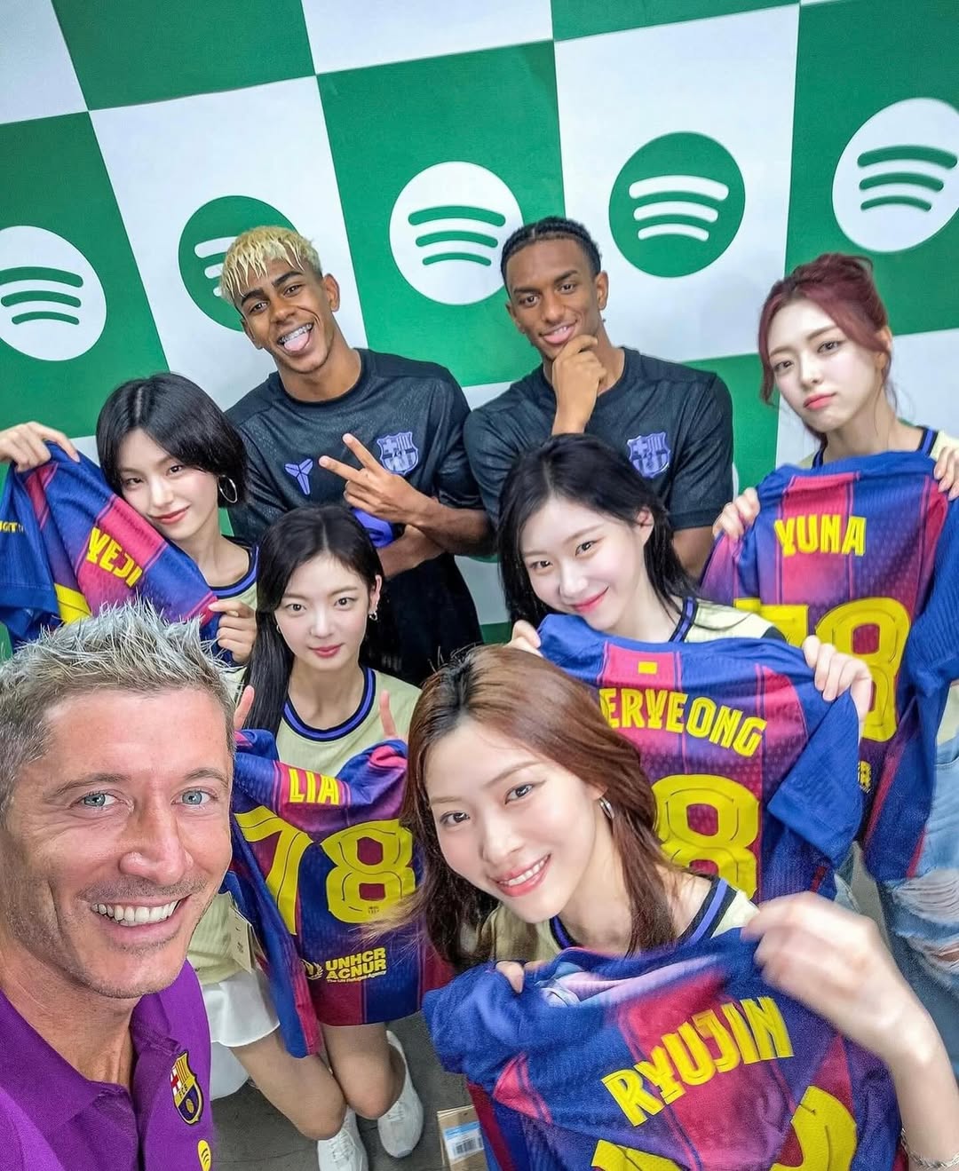 笑顔がまぶしい！ITZY×バルサの豪華共演にファン歓喜