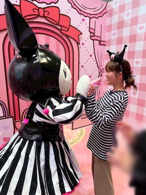 「かわいいしか言葉が出てこないよ〜！」元櫻坂46・尾関梨香、テーマパークで笑顔