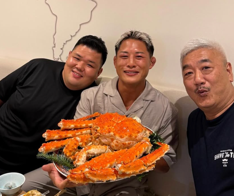 豪快食べっぷり！大雅、巨大カニに笑顔満開の食事会