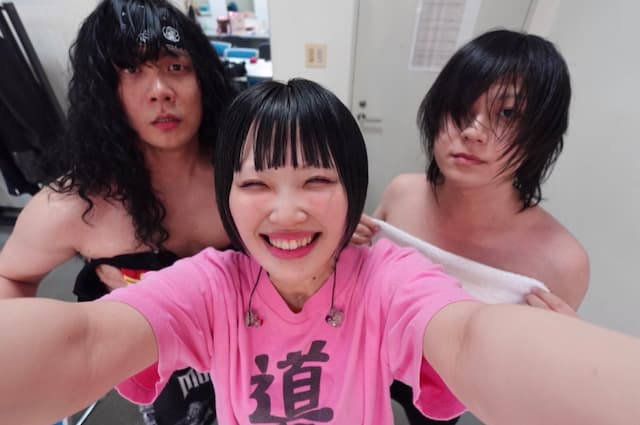 「15周年おめでとうございます」ヤバイTシャツ屋さんがライブ楽屋でのオフショットを披露