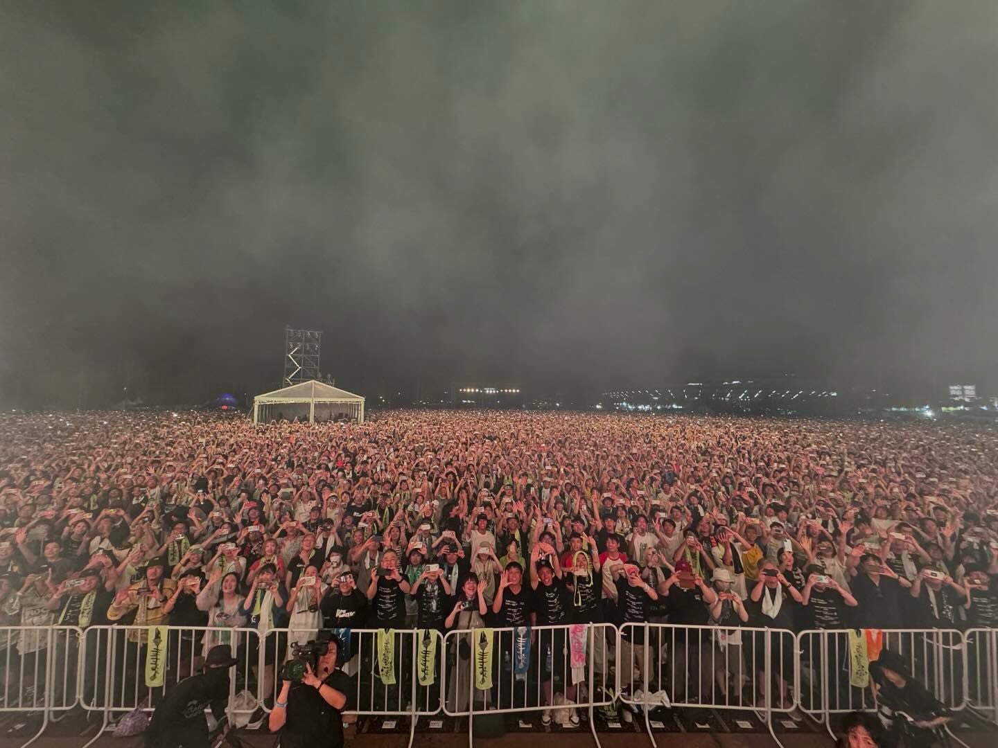 「7年ぶり？！」復帰したばかりのあの大人気バンドがロッキンの大トリでファン大盛況！！