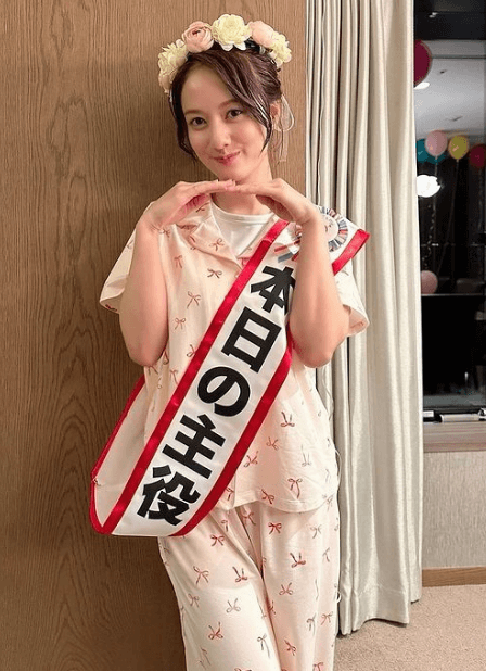 谷まりあ「本日の主役です」”たすき”をかけた美麗姿を披露！