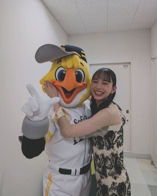 井桁弘恵、映画『REVIVAL-2024優勝の軌跡-』プレミア上映会に登壇！ホークスマスコットとの羨ましすぎるハグショットが話題