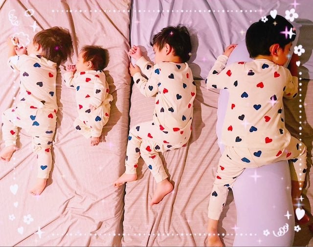⚽️長友の妻・平愛梨、お揃いパジャマ💕4人息子の寝顔を公開🌟「並ぶと赤ちゃん小さい💦」