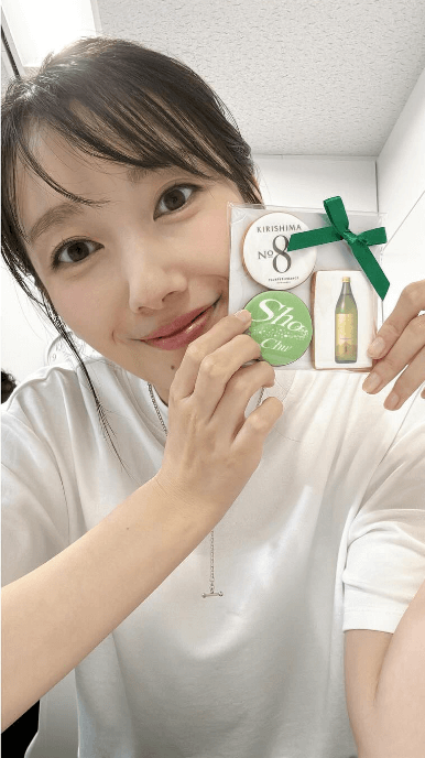 波瑠、ポップアップバルへ来場で記念ショットを披露！ファン「天使級の美しさ」と称賛