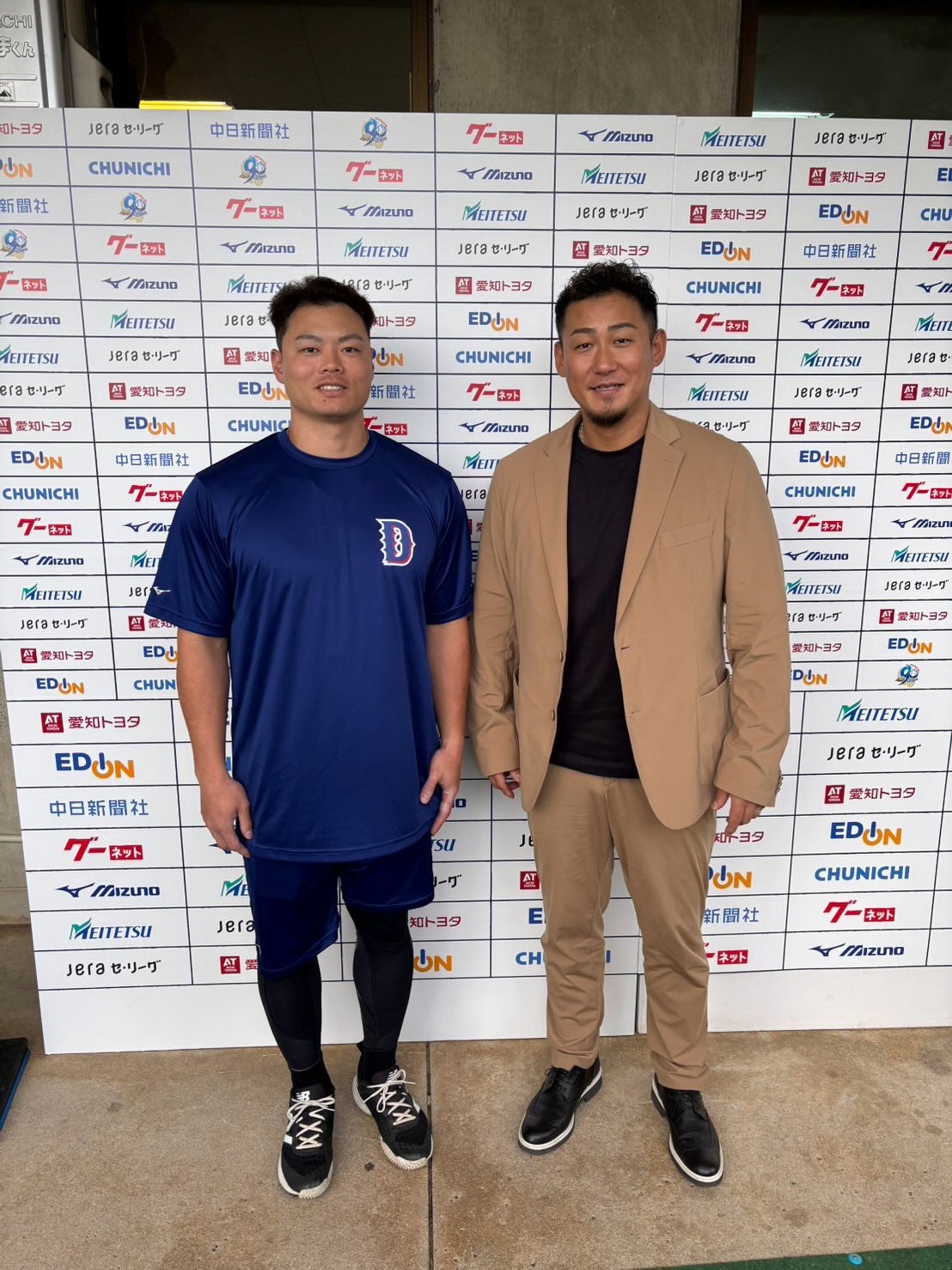 昨季引退の元中日主砲がキャンプ地に姿　後輩にエール