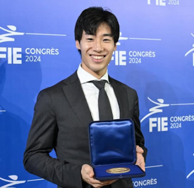 フェンシング・金メダリスト加納虹輝、年間世界ランキング1位に輝く！FIE表彰式での喜びを報告