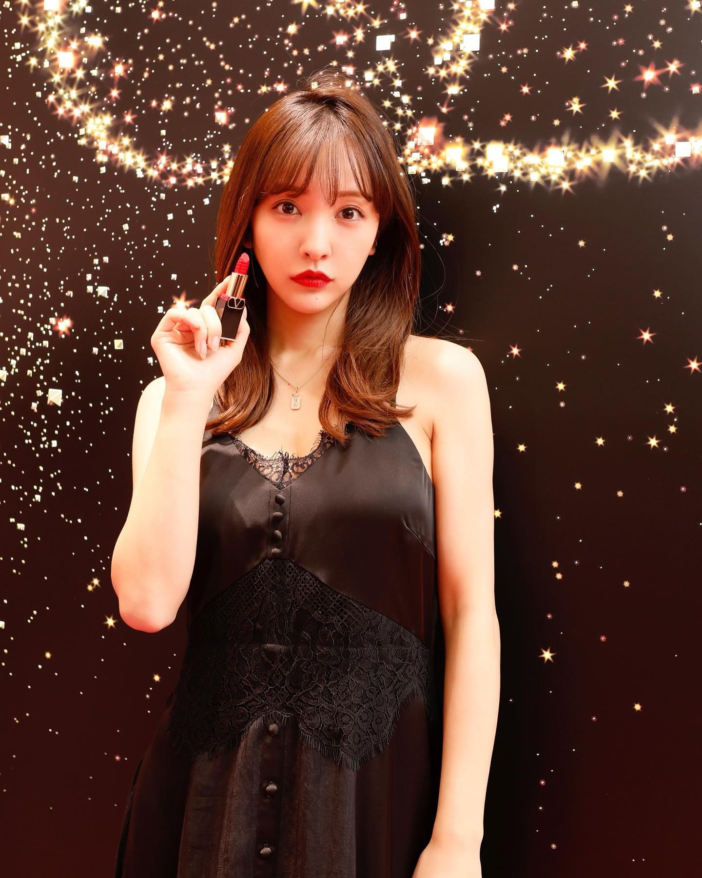 板野友美が黒ドレスでより