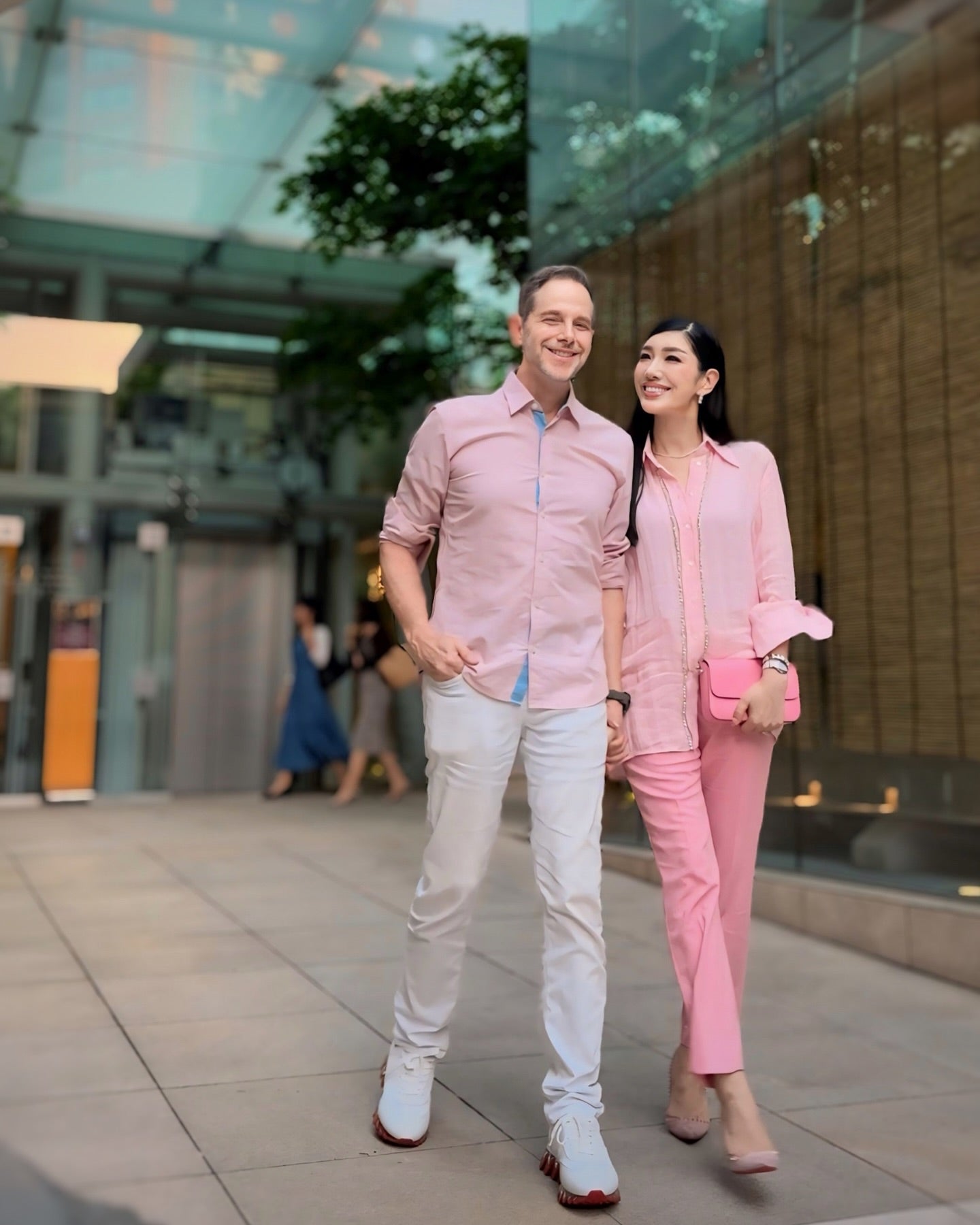 ″全身ピンクカラー”でアンミカ夫婦が結婚記念日にデート