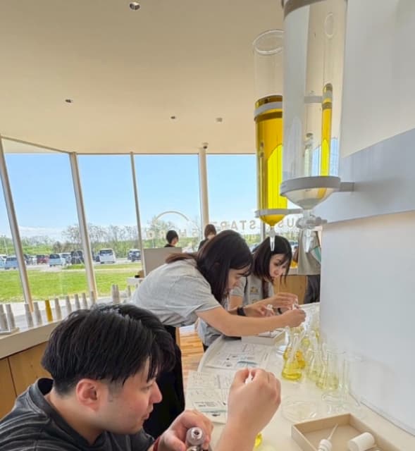 吉田夕梨花がオリジナルの香水を作っている様子を公開！テーマは夏の匂い