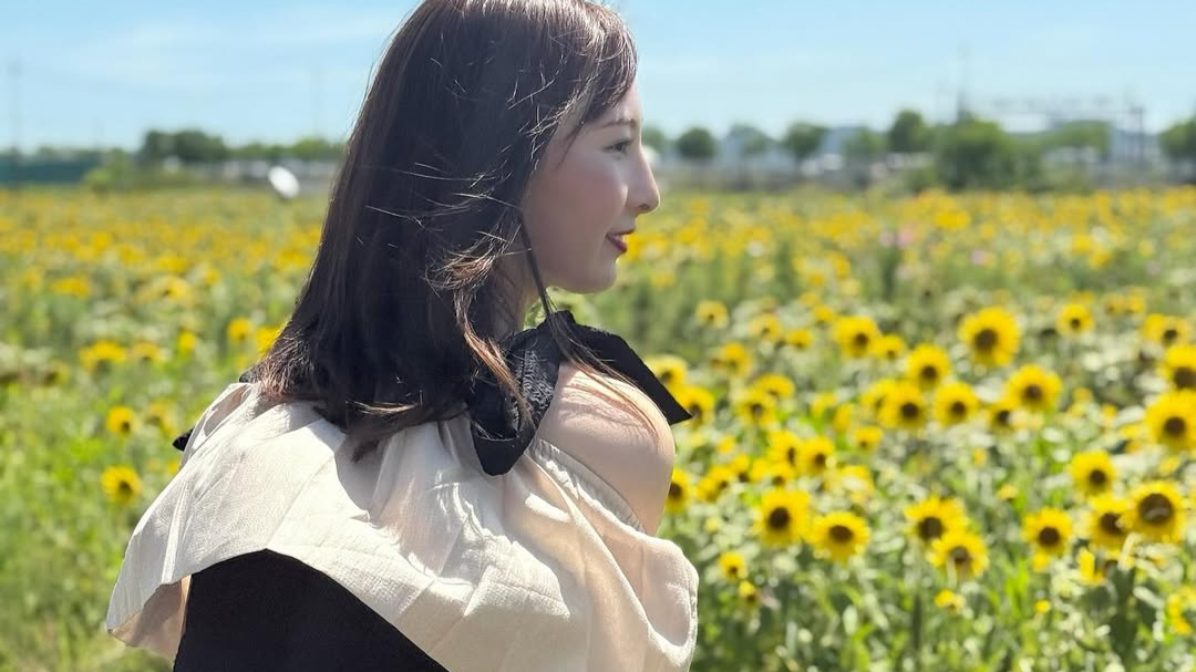 「かわいい」とファン歓喜！プロゴルファー・鶴岡果恋、向日葵と海に囲まれた夏ショットを公開