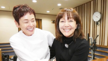 「笑いっぱなしの30分！」大竹しのぶ、岩崎宏美との“名コンビぶり”が光るラジオ収録ショット