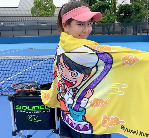 女子高生社長のテニスプレーヤー、涼しげな