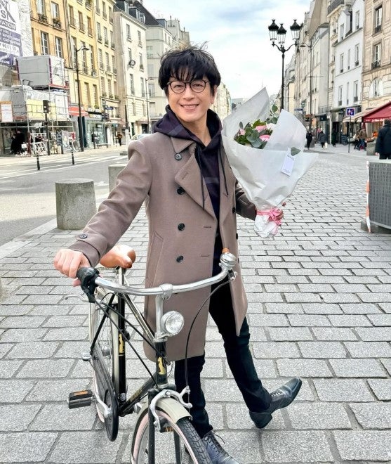 「パリが似合う」「さすが永遠の王子」及川光博、らしさ溢れるフランスでのオフショットが話題