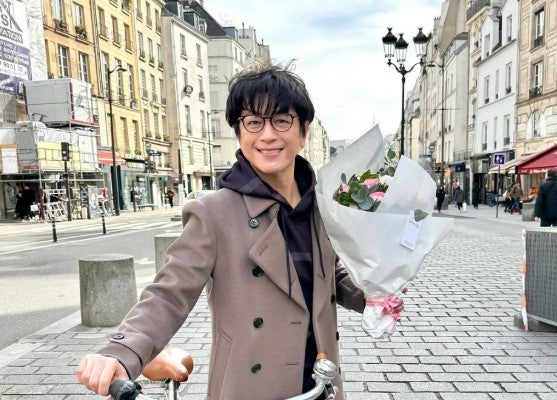 「パリが似合う」「さすが永遠の王子」及川光博、らしさ溢れるフランスでのオフショットが話題