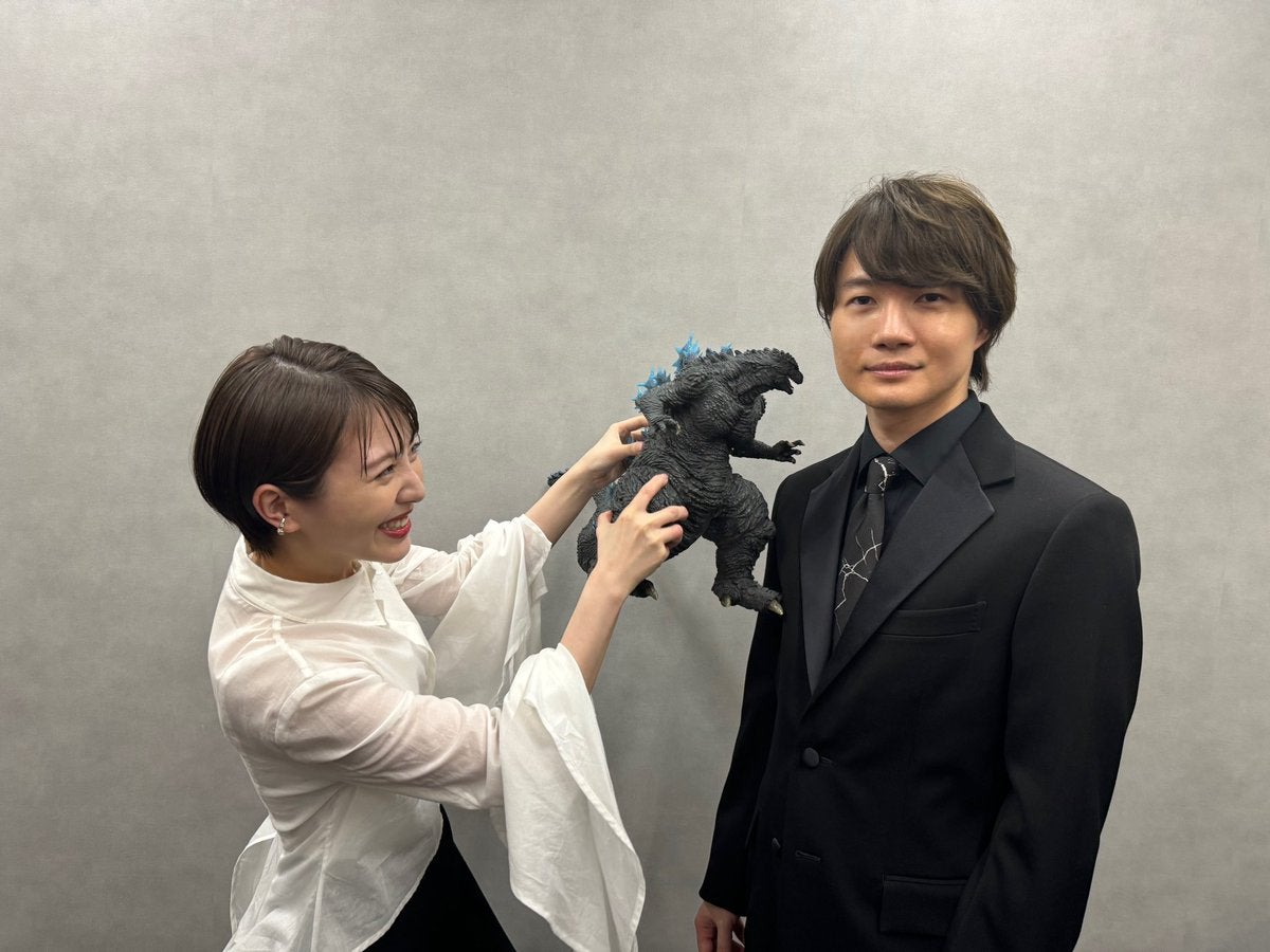 「2人の表情がいい」浜辺美波が神木隆之介とのゴジラ2S披露💕