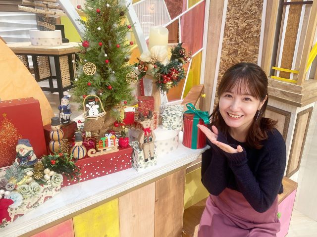 CBC斉藤初音アナ、輝く笑顔でクリスマス仕様のスタジオを紹介！ファンからも絶賛の声「綺麗だよ」