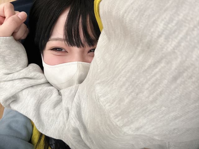 「だれでしょう」≒JOY 山田杏佳がメンバーの”膝の上”ショットを投稿