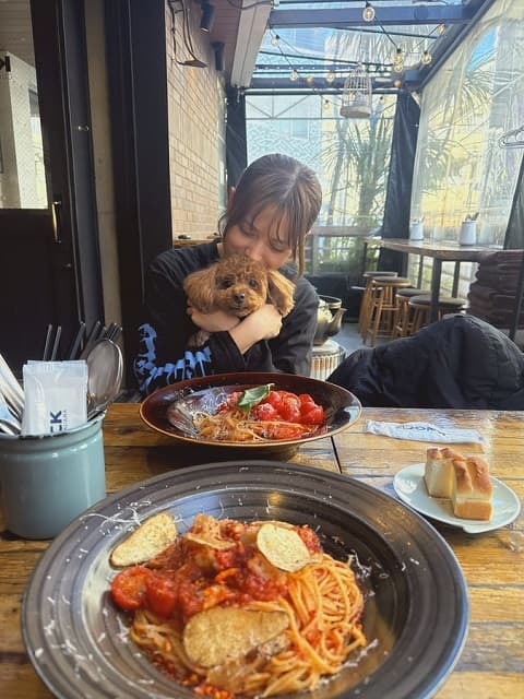 グラドル 林ゆめが桃月なしこをお持ち帰り!?ワンちゃんと一緒の激エモショットにファン「記憶あるのがなにより」