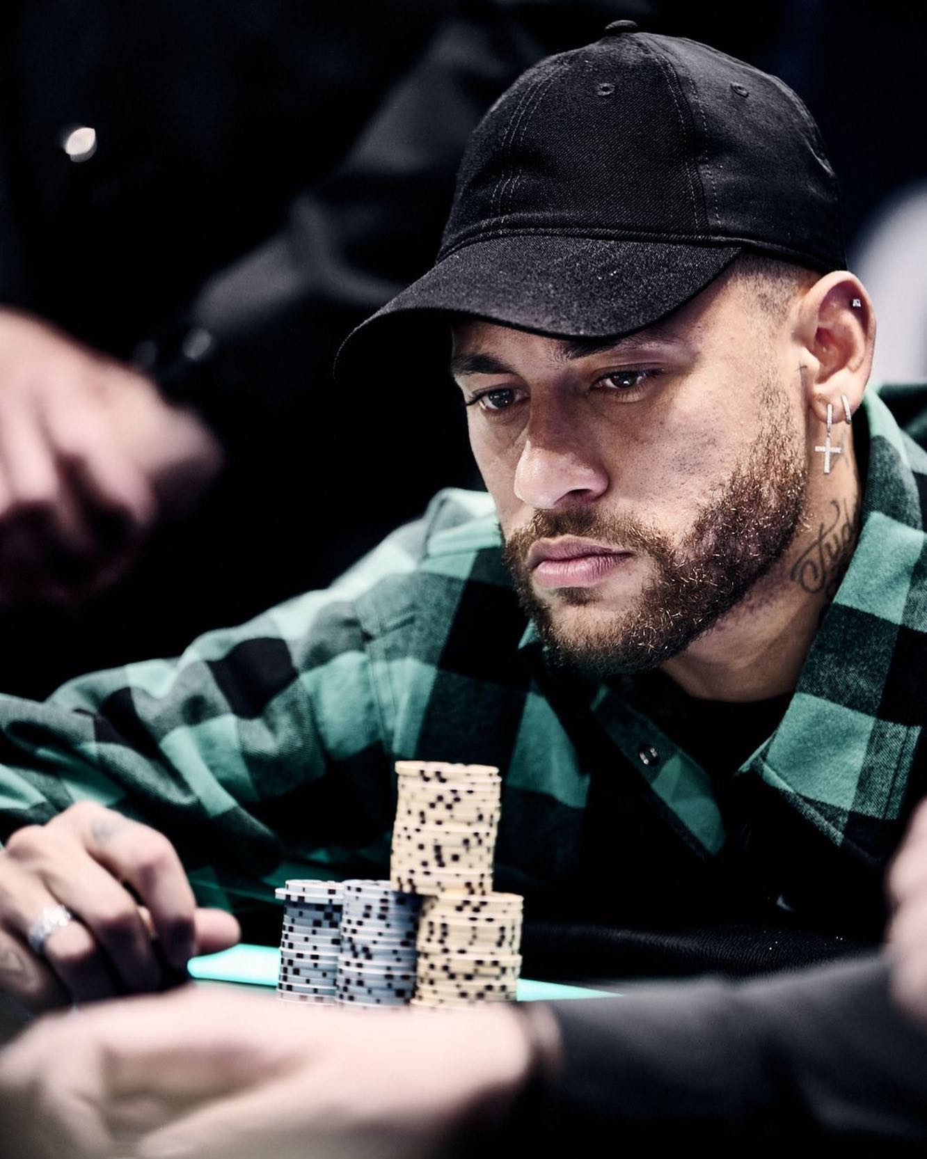 「 Poker Face 🤔」ネイマールのポーカープレイ中の顔をパシャリ📸