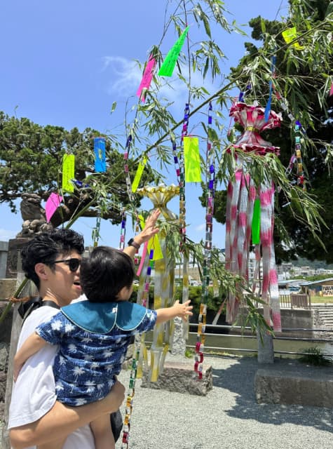 「願い事　なにかあるかな」小島よしおが息子と共に短冊に願いをささげる