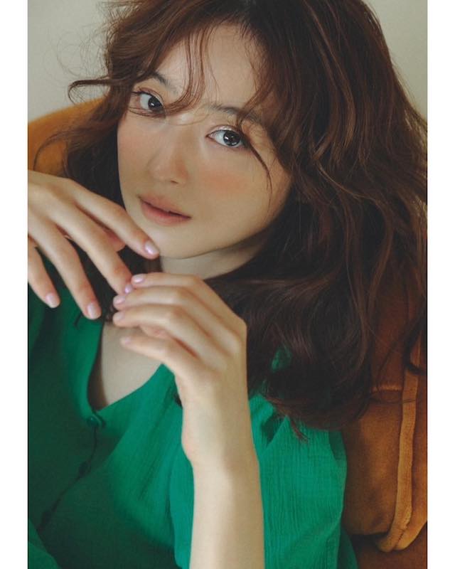 佐々木希のワンピース姿が似合いすぎると話題に✨「カメラ目線にドキっとしました❤」