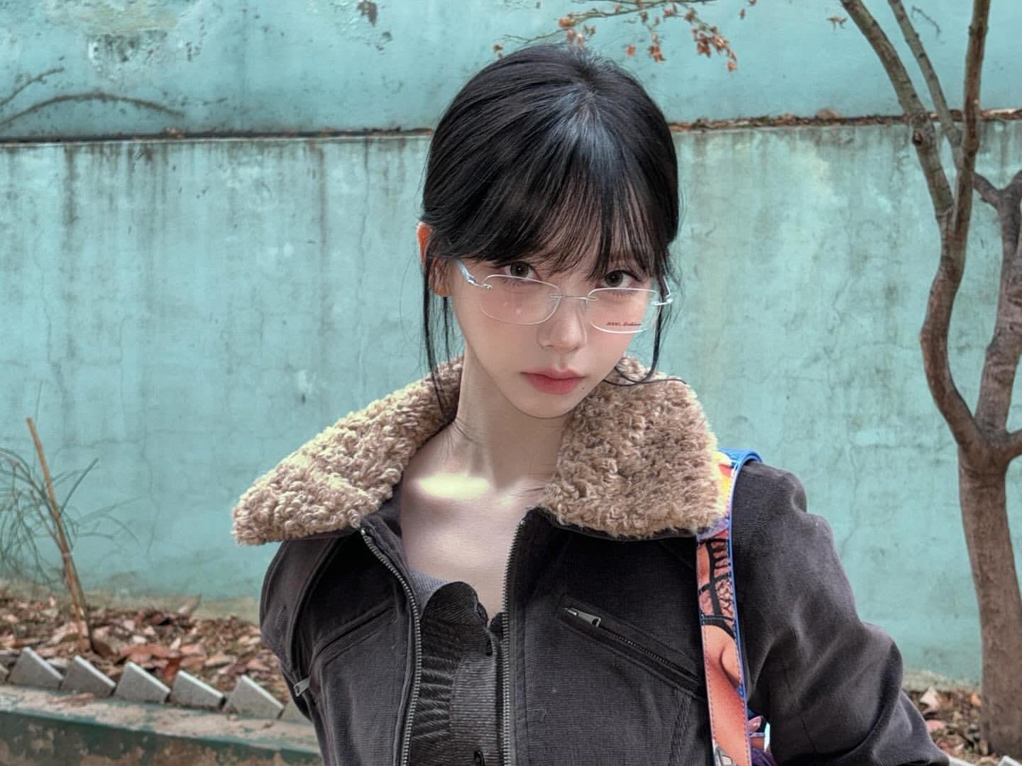 韓国の人気俳優と熱愛中のaespa・カリナが美しすぎる眼鏡姿を披露！