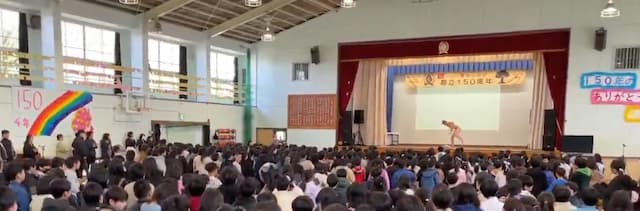 「すげー人気ですね！！子供達幸せそう。」小島よしお、小学校で子どもたちとコールアンドレスポンス！