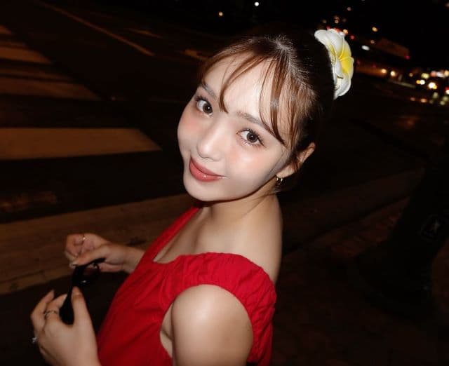 「赤い妖精ちゃんか」藤田ニコル、ハワイに映える赤い〇〇ショットにファンから反響続々！