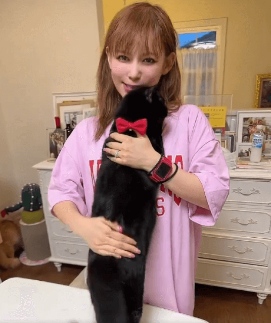 中川翔子が驚き「猫ちゃんって腹筋割れるんですね」