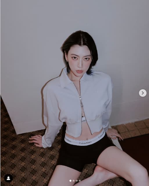 三吉彩花がカルバンクラインのアイテムを着こなす