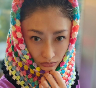 山田優、待ち時間を有効活用！「編み編みCLUB♡」で手芸に没頭！