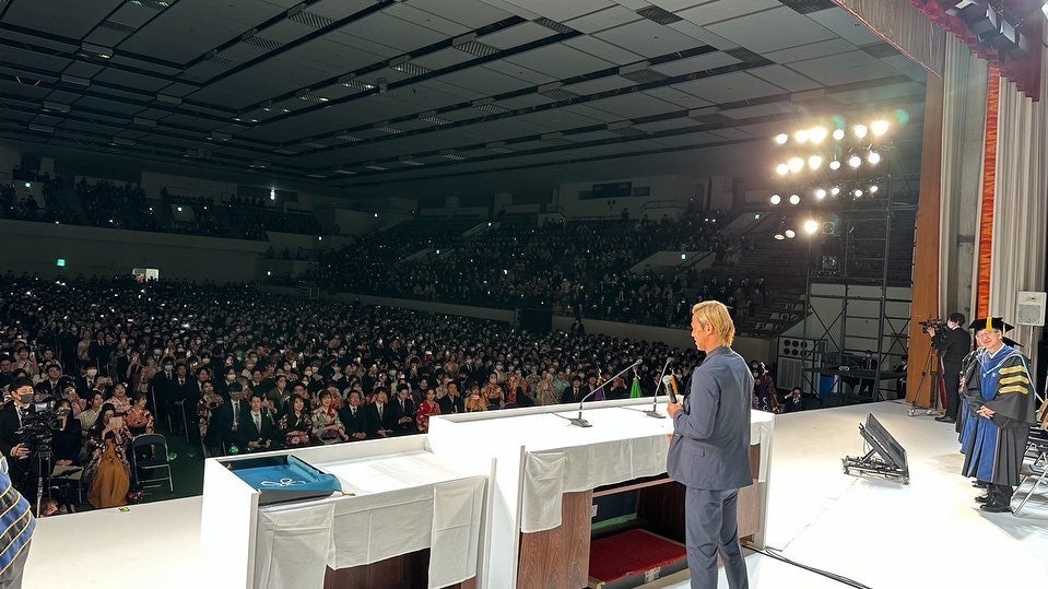 本田圭佑が近畿大学の卒業式に登場⚽️