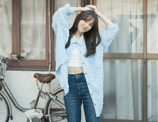 「めちゃくちゃ可愛い」人気モデル、美しさが映える水面エリア＆路上で”ときめき・ショット”を披露！「表情が良すぎる」