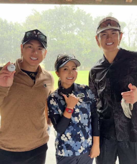 『全身ずぶ濡れでも充実！』青木瀬令奈、沖縄でゴルフ＆打席体験も満喫