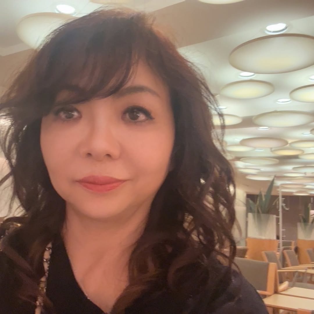 ハイヒール・モモコ、仕事帰りの成田空港のラウンジが〇〇！？