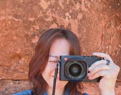 相川七瀬、赤岩に映える一瞬。旅先で見せた素顔とカメラ愛が交差するリフレッシュショット