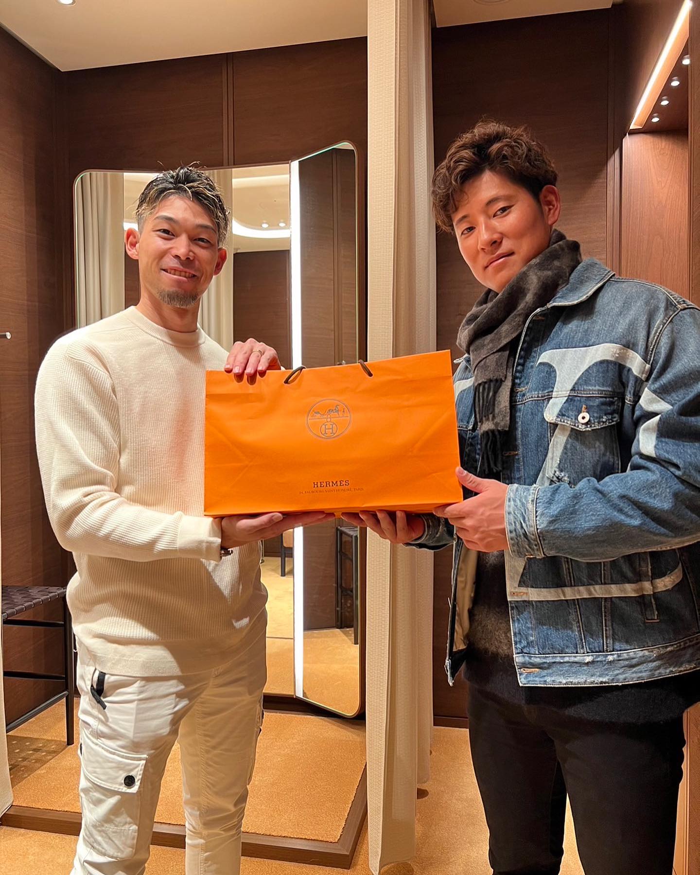 中日ドラゴンズに新加入の上林誠知が又吉克樹からプレゼントもらい「今年から名古屋でお世話になります❗️」