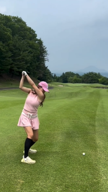 ゴルフムービーアップの美女ゴルフインフルエンサー、ダフったwwと思いきやまさかの奇跡に「感動して鳥肌」