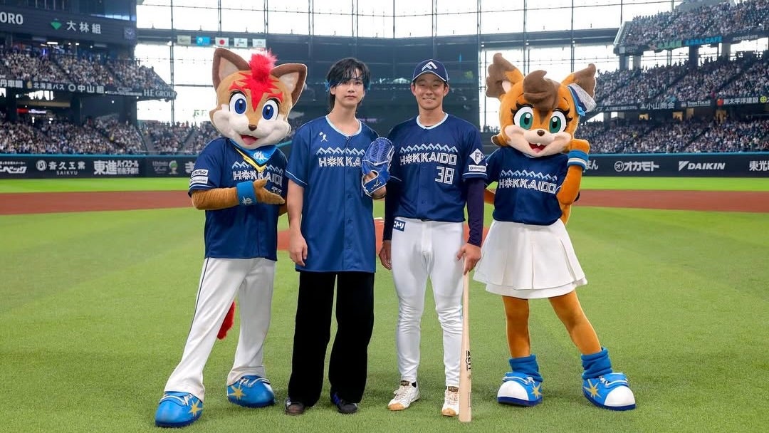 イケメン歌まね王子が北海道のマウンドに！初の始球式で魅せた“全力の一球”