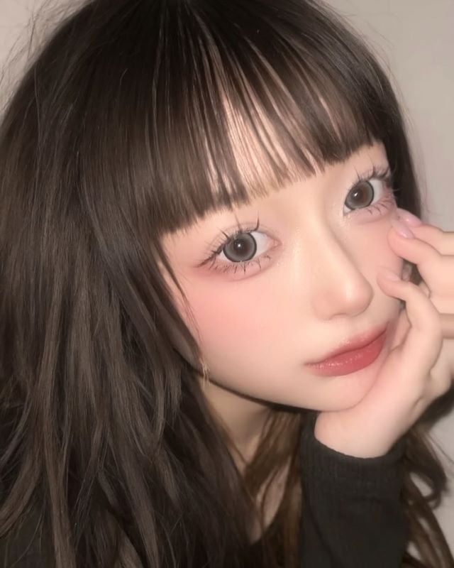 あの人気インフルエンサーの最新自撮りが「お人形さんすぎるかわいい」と話題に！