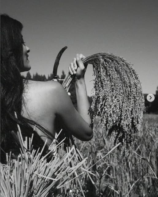 「白黒が映える写真もある」ローラ、モノクロ写真公開にファンから反響！