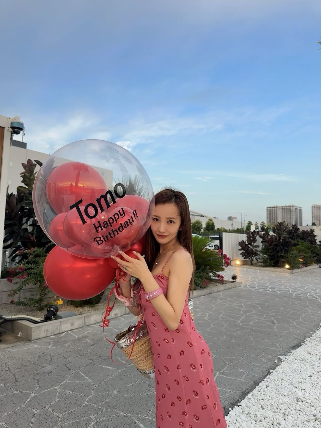 「超おめでたい！」板野友美、34歳の誕生日と芸能生活20周年を迎えたことをファンに報告