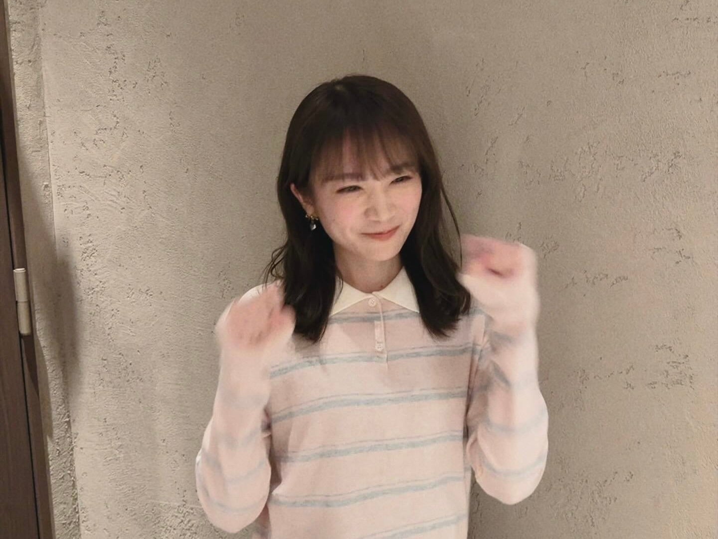 “この可愛さ、反則…” 秋元真夏、ふんわり笑顔の最新ショット公開　年末の忙しさもほほえむ一枚に反響