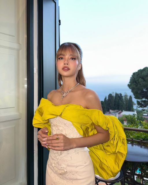 BLACKPINK・LISA、オフショルドレスで美しいデコルテ＆肩もあらわな